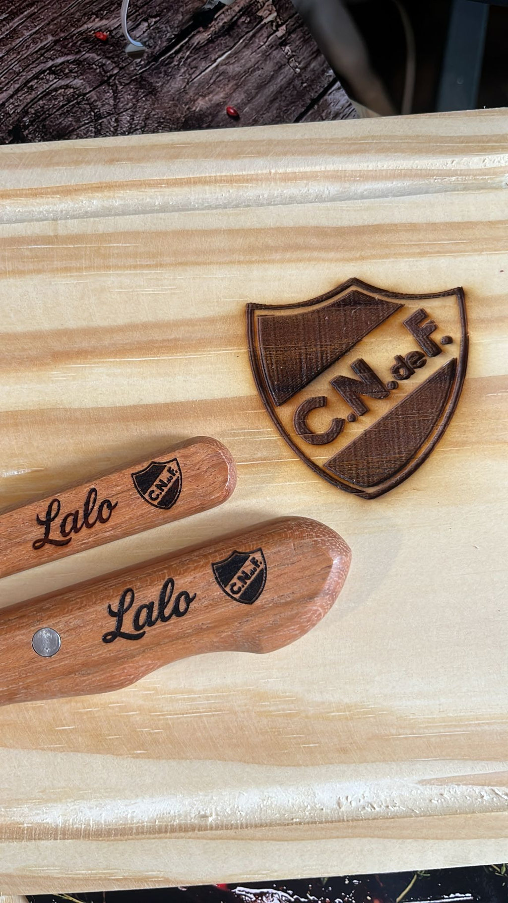 Set tabla pino Chica  + cubiertos Todo personalizado